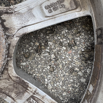 Продам шипованные шины на дисках Volvo