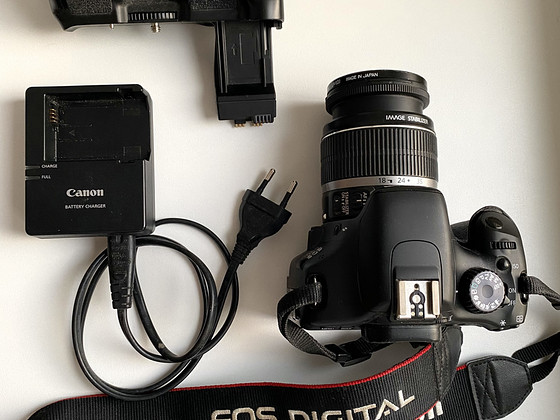 Зеркальная камера Canon EOS 550D комплект с аксессуарами