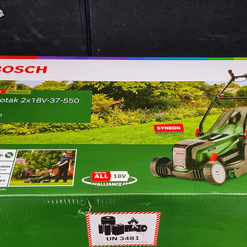 Новая аккумуляторная газонокосилка Bosch UniversalRotak 2x18v-37-550