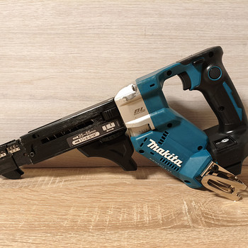 Аккумуляторный шуруповёрт Makita DFR551. Ленточный шуруповёрт для гипсокартона