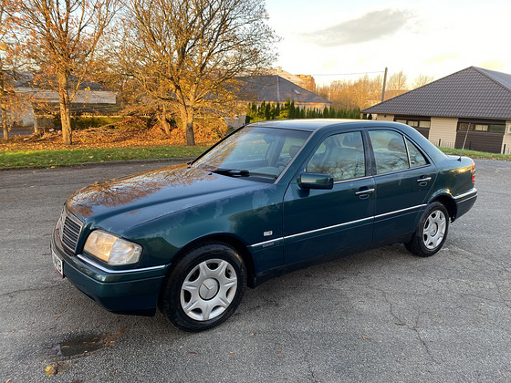 MERCEDES-BENZ C 220