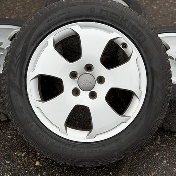 17" Audi originaalveljed 5x112 + naastrehvid 235/55/17