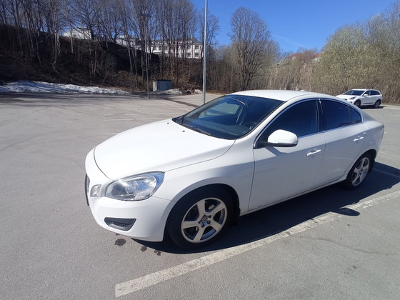 Volvo S60, 2011 — bensiin, automaat