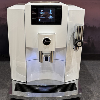 Vähekasutatud kohvimasin JURA E8 (Piano White)