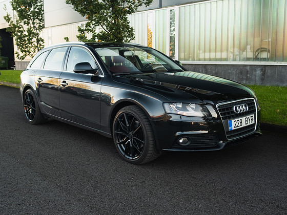 Черный Audi, красный салон, правильный вайб