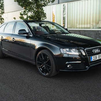 Must Audi, punane sisu, õige vibe