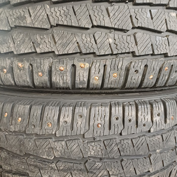 Шипованные шины для фургона Michelin 215/60 17"c 2 шт.