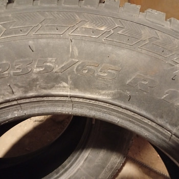 Продам 4 баллона зимняя резина 235-65R17