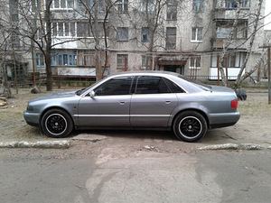 Audi A8 (3 фото з 5)