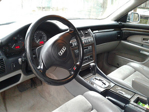 Audi A8 (4 фото з 5)