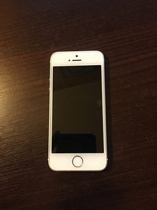 iPhone SE 16gb Balts gandrīz jauns (1 foto no 3)