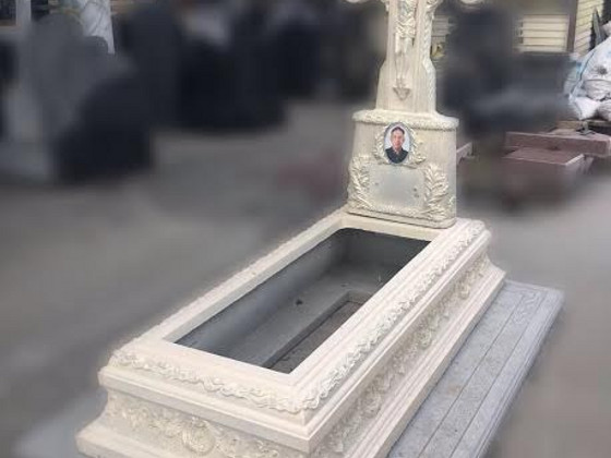 Памятник за 5 дней. Белый памятник с цветочником