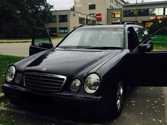 Mercedes-Benz E 240