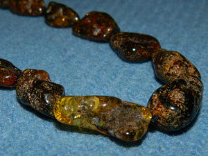 Янтарное ожерелье 24.51 г (2 фото из 3)