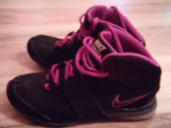 Musta-roosaga Nike tossud s. 36