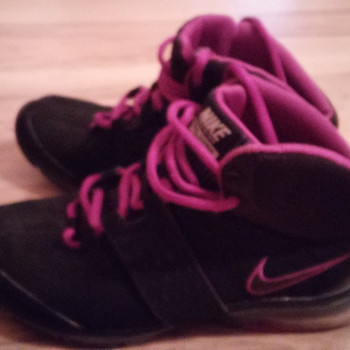 Musta-roosaga Nike tossud s. 36