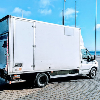 Kaubiku rent transport veod kolimine teenus furgoon tagaluuk
