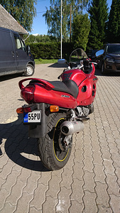Suzuki GSX 750F (6 фото из 9)