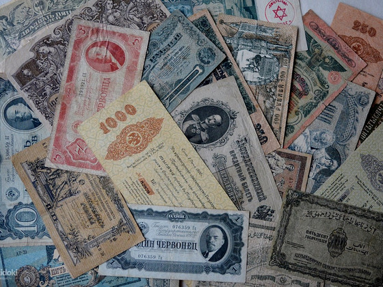 Pārdod banknotes vairāk nekā 60 gab
