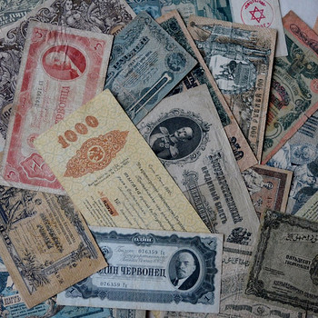 Pārdod banknotes vairāk nekā 60 gab