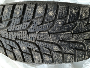 Зимняя шипованная резина на дисках (1 фото из 3)