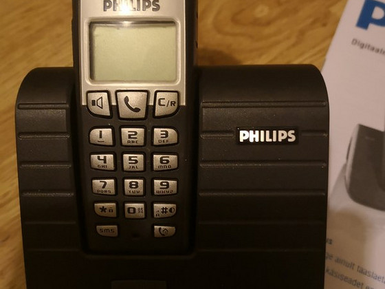Настольный телефон Philips.