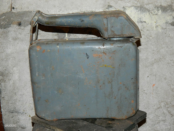 Старая канистра