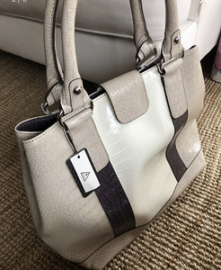 Guess оригинальная сумка (2 фото из 3)