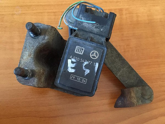Esitulede kõrguse andur A0105427717 Mercedes benz